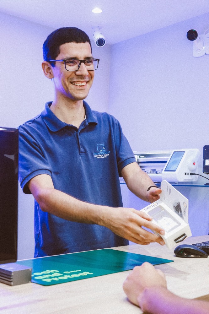 Técnico da Technopoint atendendo cliente no balcão da loja em Rio Bonito