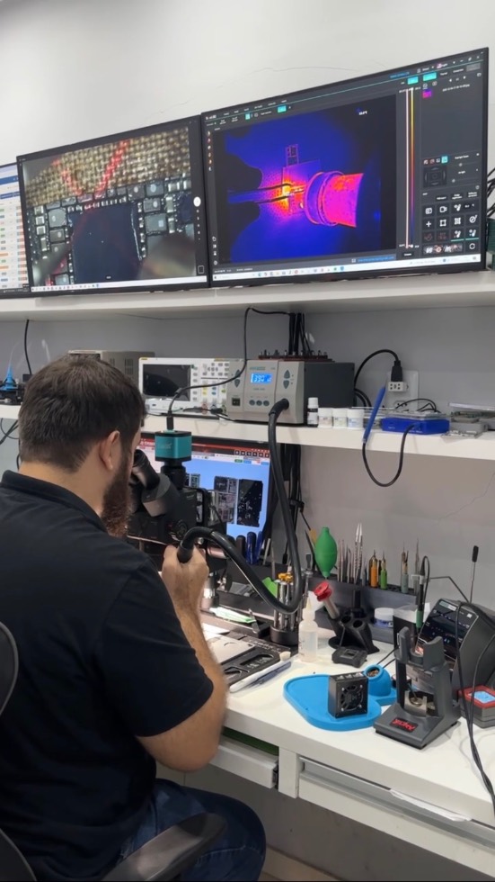 Bancada de microssolda da Technopoint com microscópio